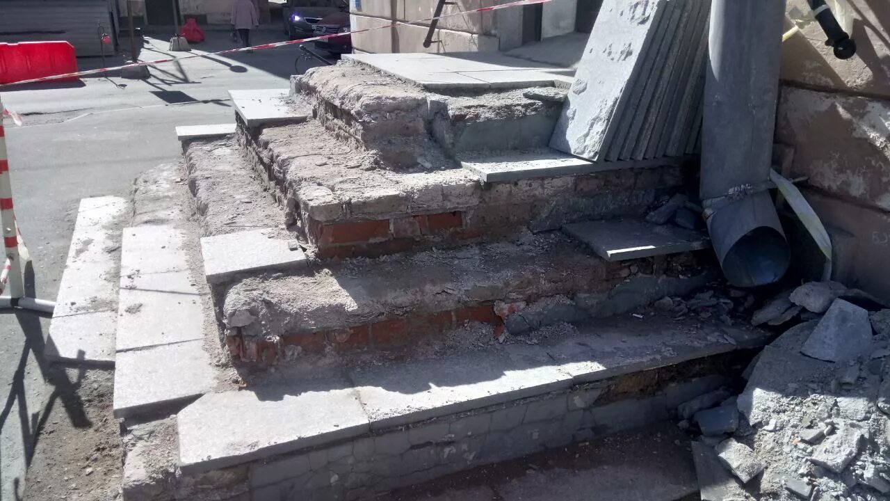 Требуется демонтаж. Демонтаж бетонного крыльца. штукатурка крыльца. заштукатуренное крыльцо.