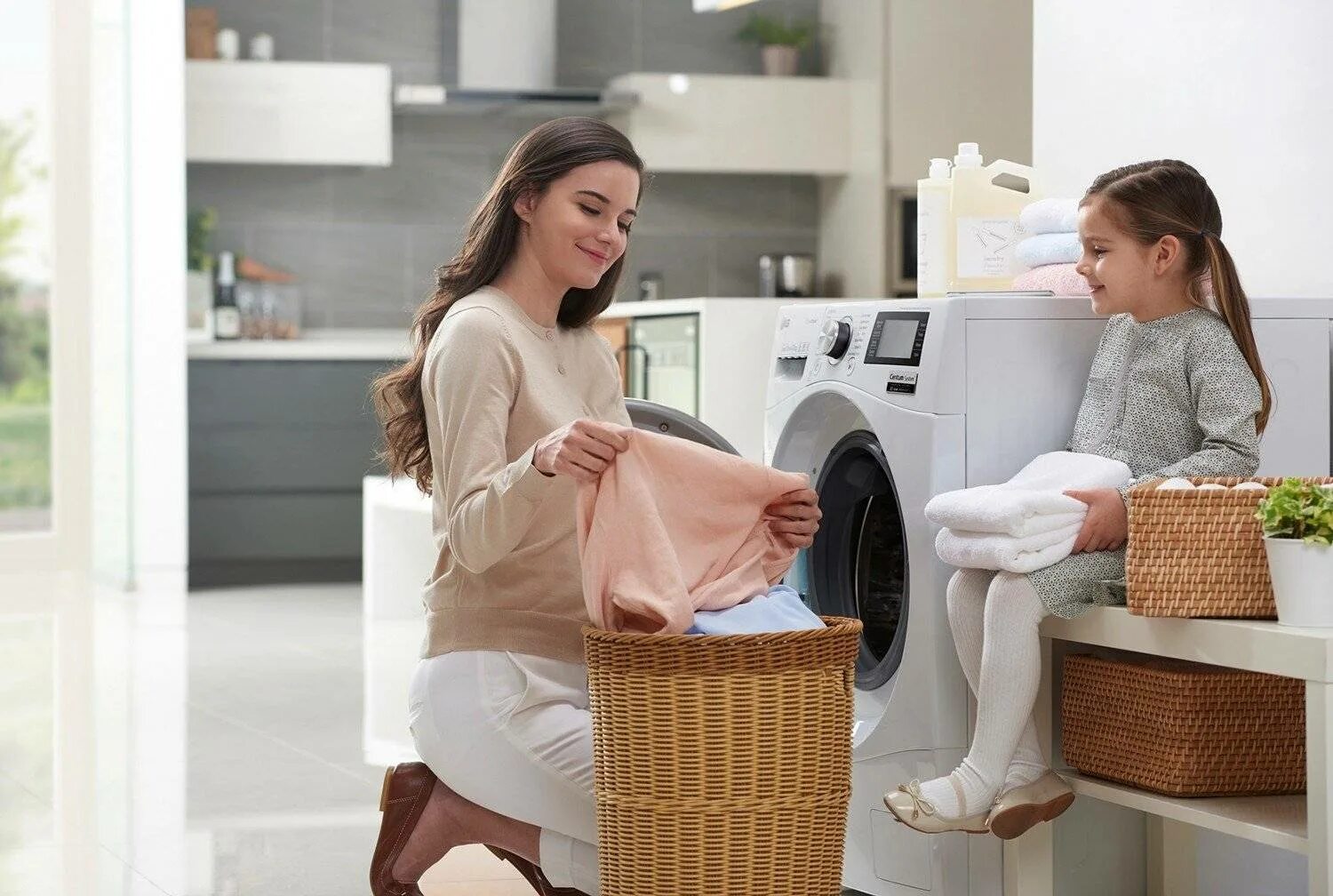 Мама стиральная машина. Как выбрать стиральную машину. Бережная стиральная машина. Женщина и стиральная машина автомат. Immer стиральная машина.