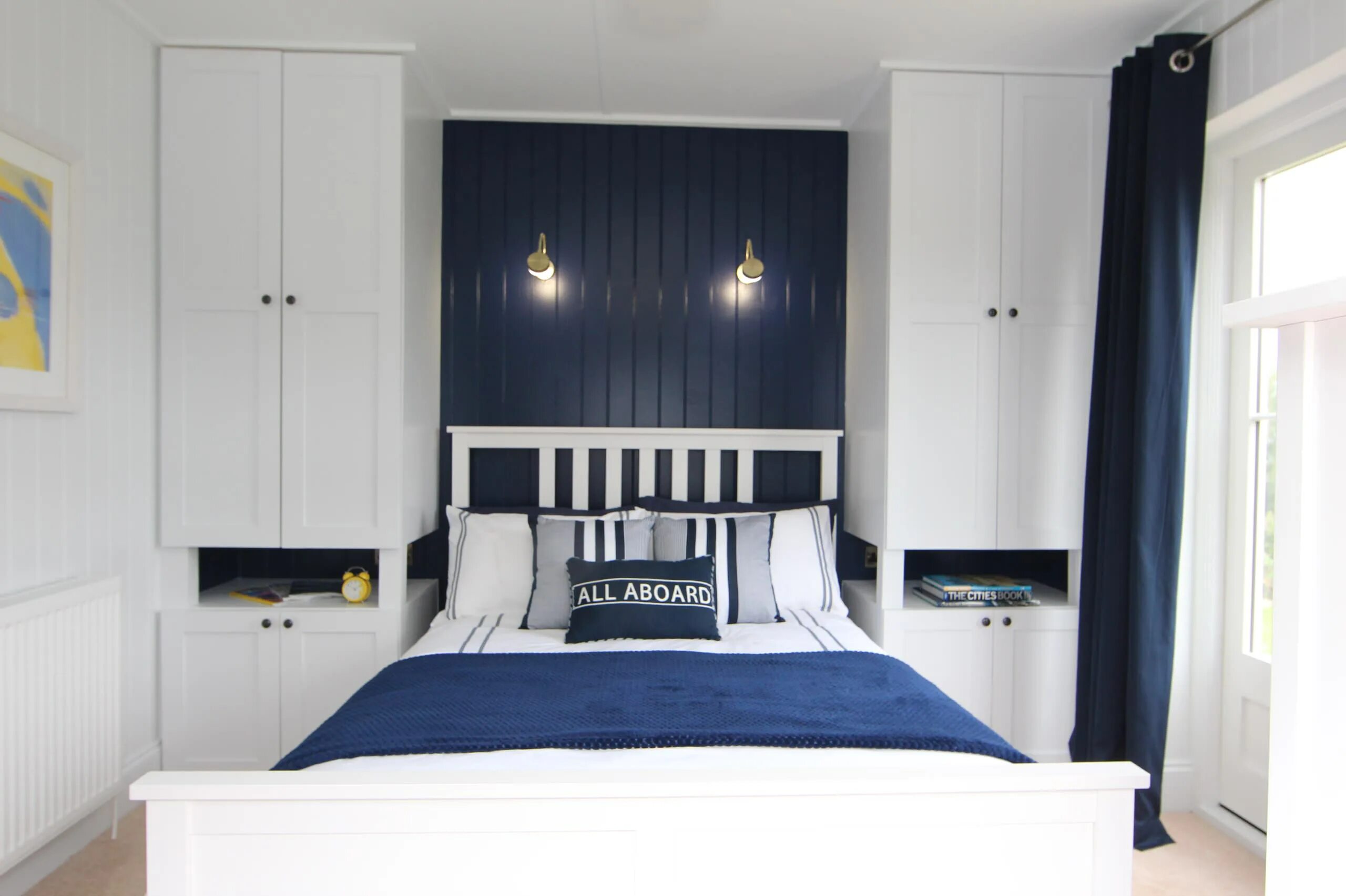 Кровать между шкафами. Шкаф в маленькой спальне. Синяя кровать в интерьере спальни. Кровать между шкафами в спальне.