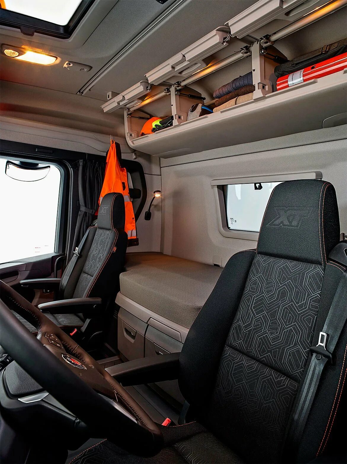Скания 500 тягач внутри. Скания r440 салон кабины. Scania r730 v8 кабина. Скания тягач кабина. Скания тягач 2020 салон.