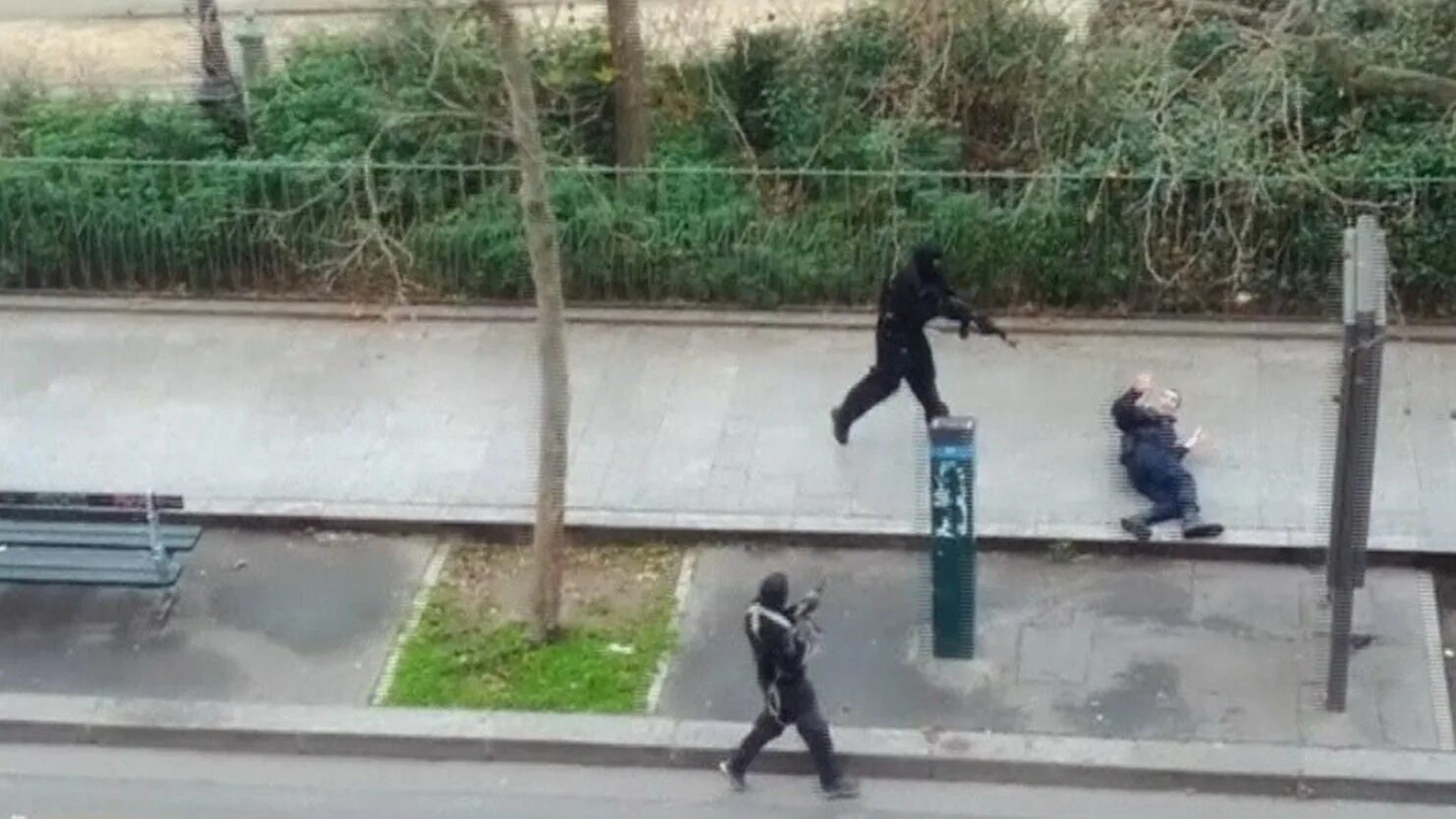 Террористы снимали видео нападения. Нападение на редакцию Charlie Hebdo 2015. Шарли Эбдо расстрел редакции.
