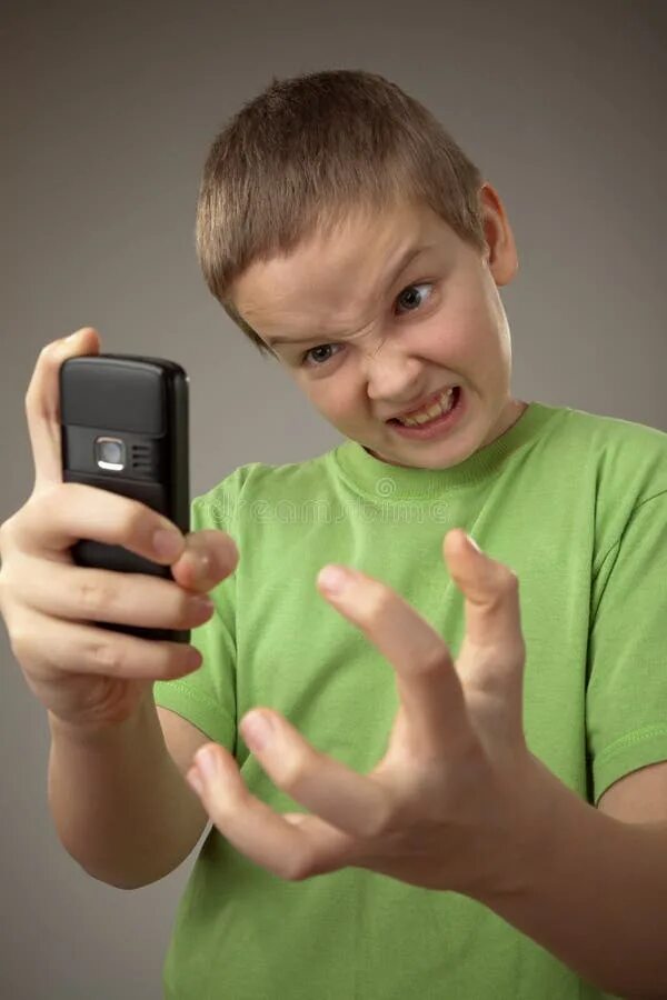 Телефоны для подростков в россии. Подросток со смартфоном. Подросток за телефоном. Сотовый телефон в руках подростка. Подросток с телефоном улыбается.