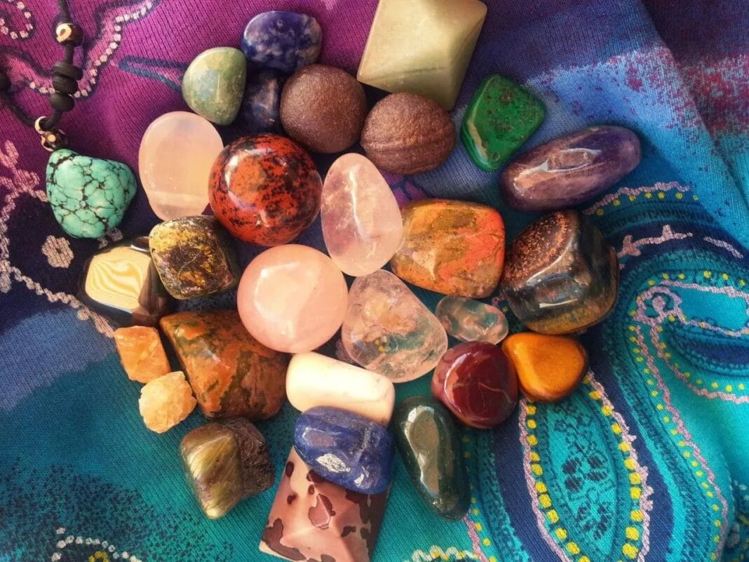 Какие камни дарить. Самоцветы минералы. Самоцветы минералы натуральные камни. Талисманы КВАМИ. Камень удачи.