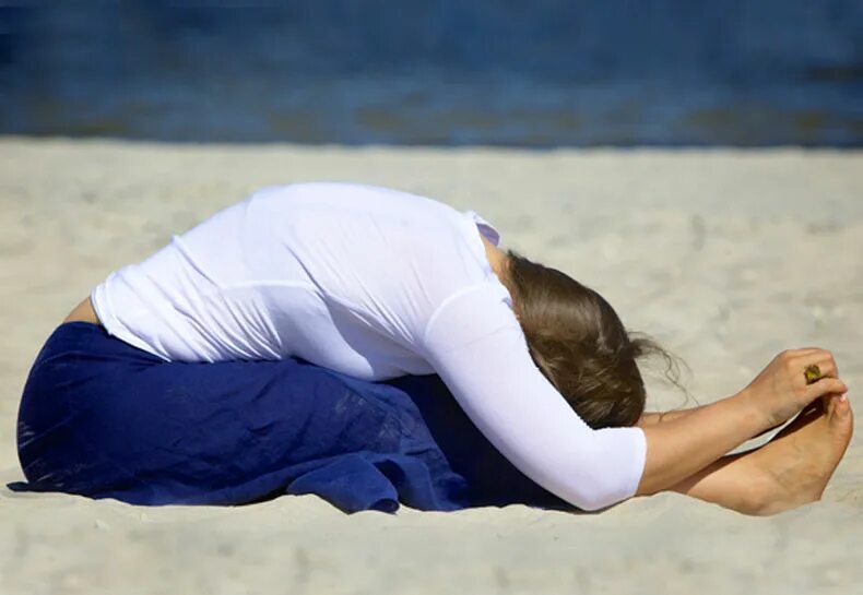поза жизни. смешные позы в йоге. поза жизни. акройога асаны. поза растяжение жизненного нерва женщины.