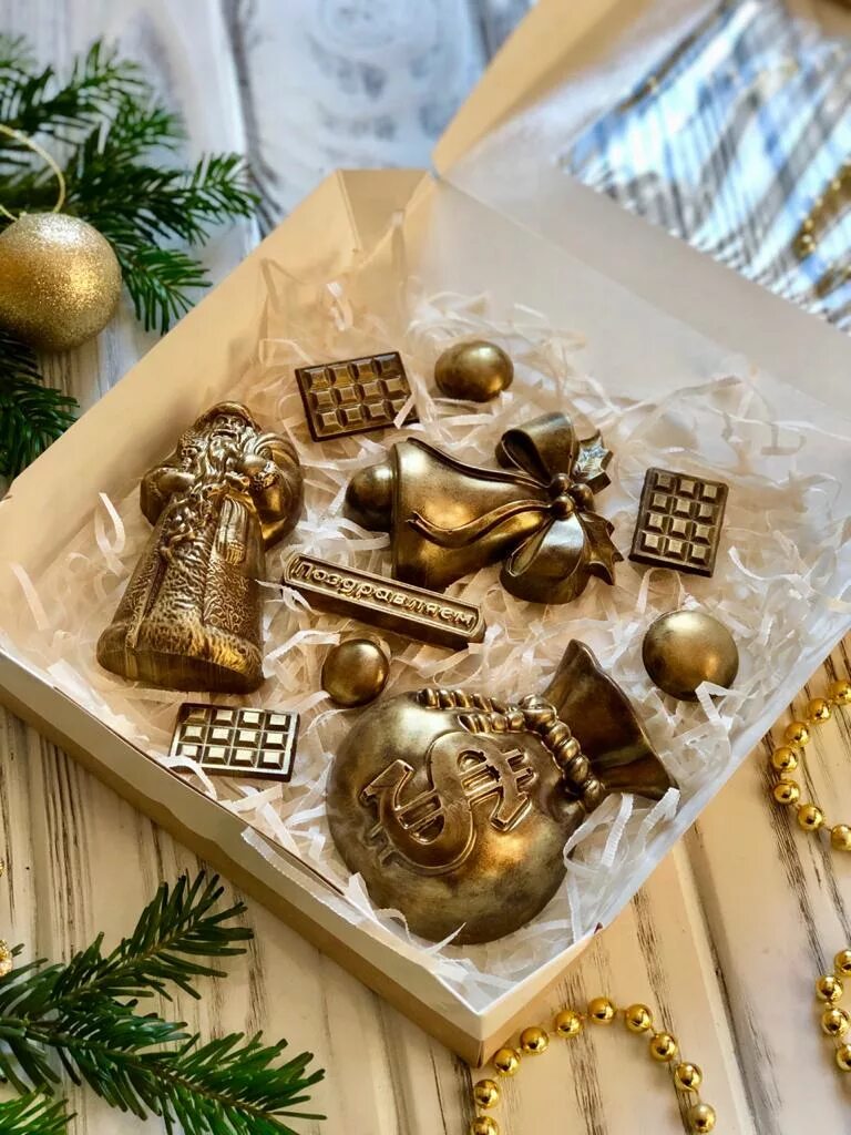 Новогодние шоколадные наборы. Шоколадные подарки на новый год. Рождественские подарочные шоколадные наборы. Новогодний набор шоколада. Шоколадный подарок на новый