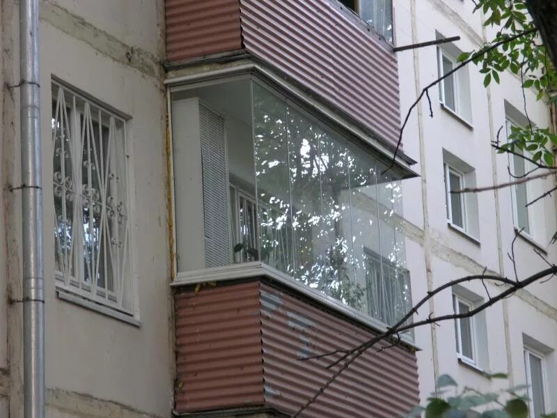 Закрыть балкон от дождя. Безрамное остекление балкона в хрущевке. Финское остекление балконов Безрамное. Застекление балкона в хрущевке. Остекленный балкон в хрущевке.