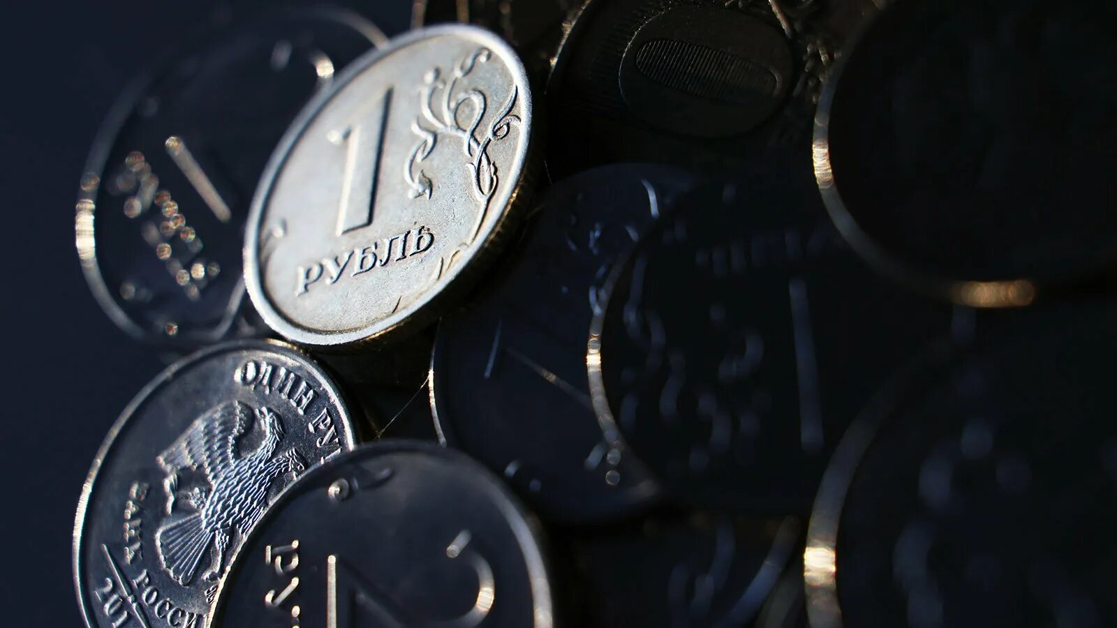 Поменять рубль. Евро в рубли. Российский рубль фото. Финансы рубли. Рубль укрепился к доллару и евро.
