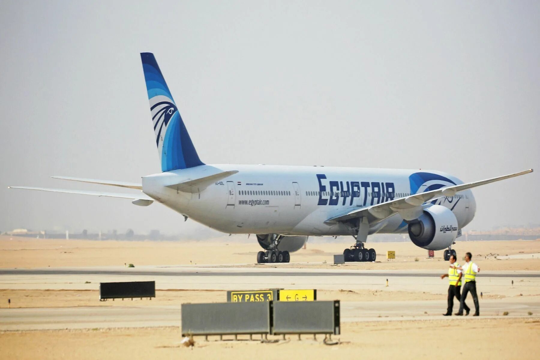 Самолетом москва каир. Авиакомпании Египта. Самолет EGYPTAIR. Каир Египет авиакомпания. EGYPTAIR Москва Шарм-Эль-Шейх самолет.