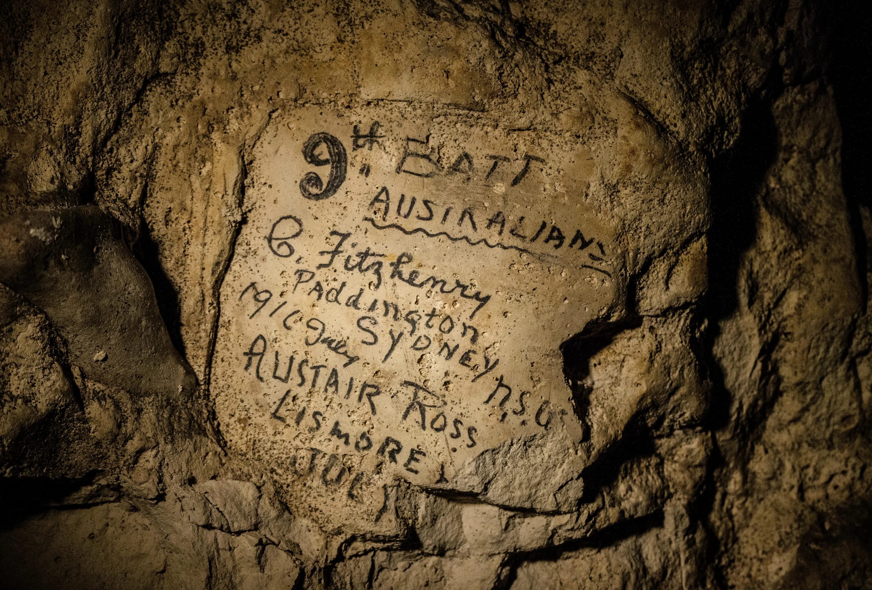 Надписи на стенах пещер. Письмена в пещерах. Наскальные надписи. Письмена и на скалах. Сохранившийся надписи