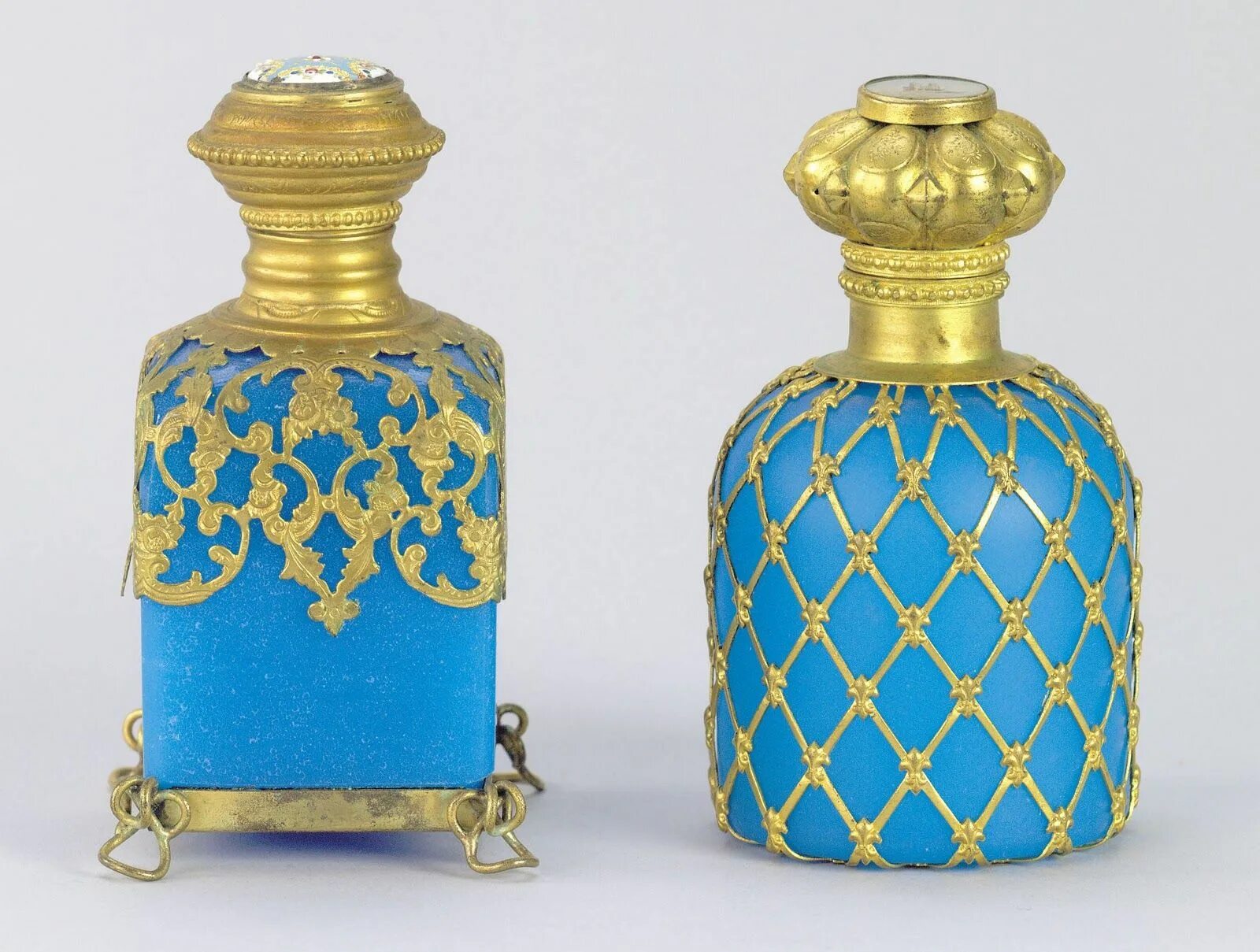 Туалетная вода в бутылке. Lalique флаконы Винтаж. Lalique Perfume Bottles. Духи золотой флакон Винтаж. Винтажные флаконы для духов.