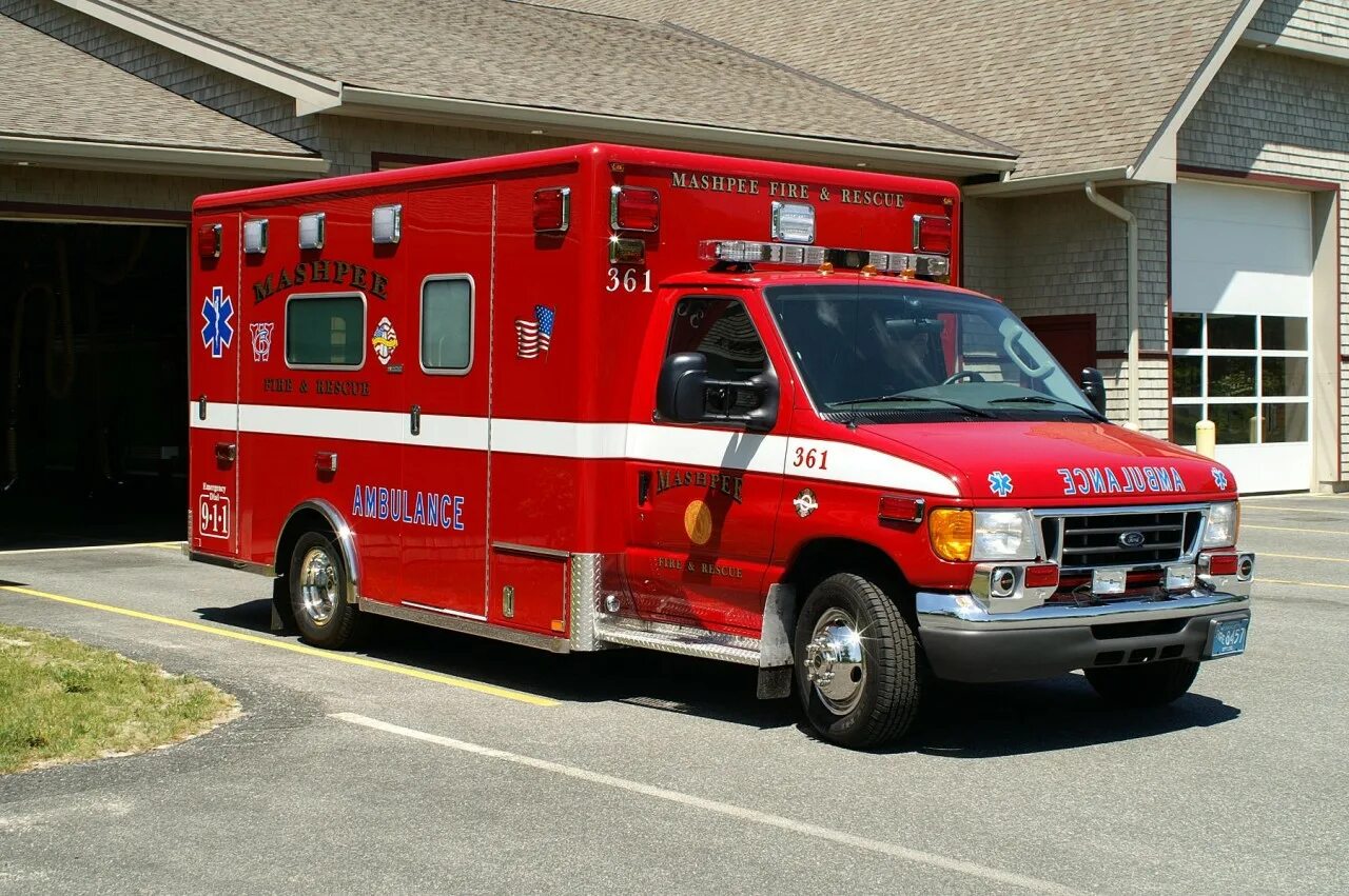 Красная машина скорой помощи. Ford e450 Ambulance. Chevrolet 2001 Ambulance. Volkswagen Ambulance 1984. Ford Ambulance 1981.