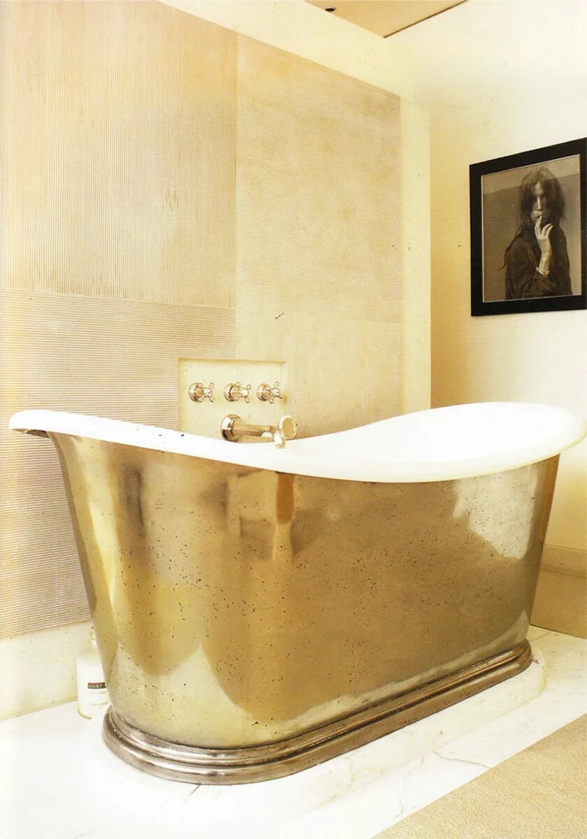 Ванная золото. Ванная с золотыми элементами. Ванна в золотом цвете. Золотистая ванная комната.