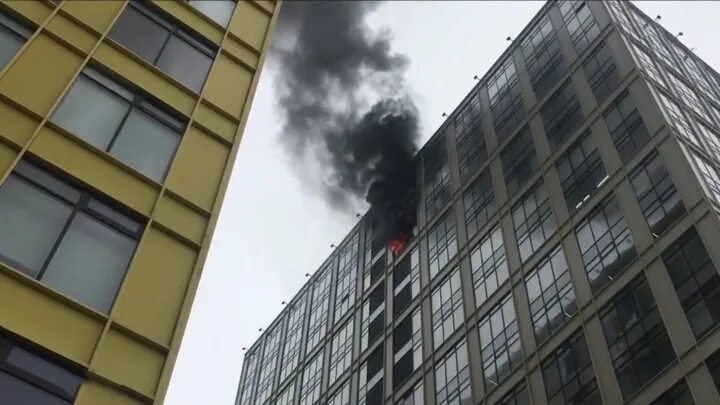 Пожар на савеловской сейчас. Пожар в москва сити 2023. Горит офисное здание. Пожар савеловский сити. Пожар на савеловской сейчас.