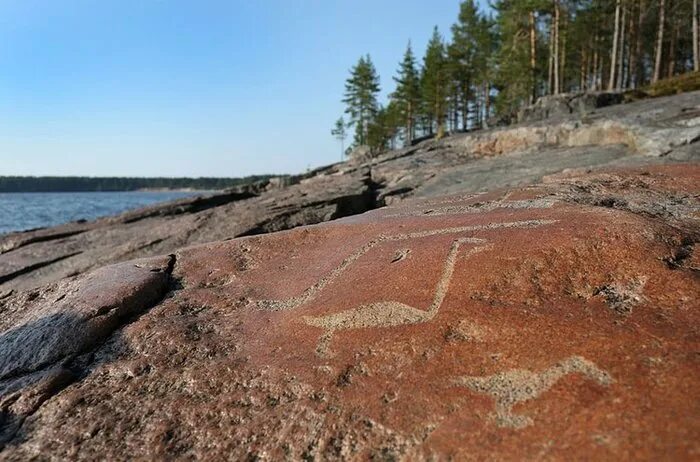 Петроглифы кижи. Петроглифы карелия онежское озеро. карельские петроглифы онежского озера. пудож карелия петроглифы. петроглифы онежского озера.