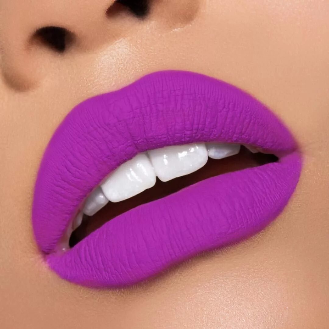 Макияж губ помада. Фиолетовая помада. Сиреневая помада. Помада матовая фиолетовая. Фиолетовые губы.