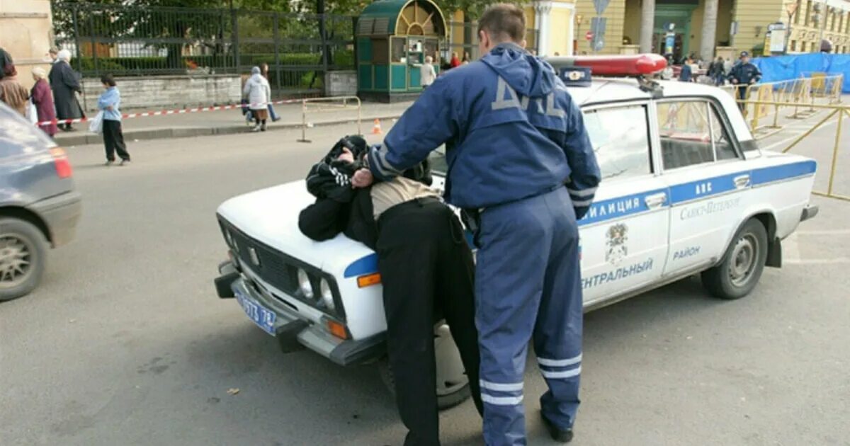 Превышение полномочий дпс. Самоуправство инспектора дпс. люди раскачивают машину полиции.