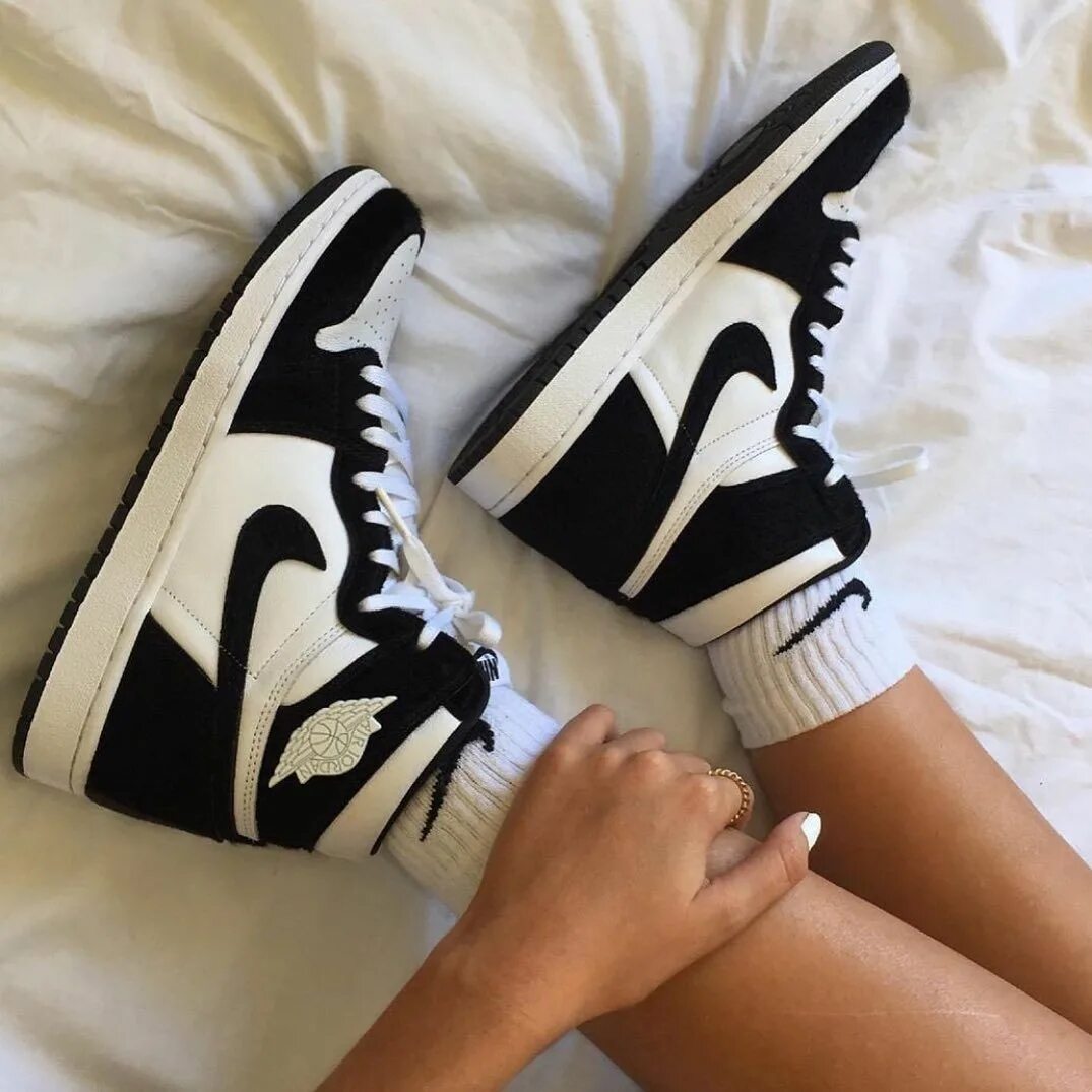 Кроссы найк женские черно белые. Джорданы кроссовки женские найк черно белые. Эстетика Nike Air Jordan.