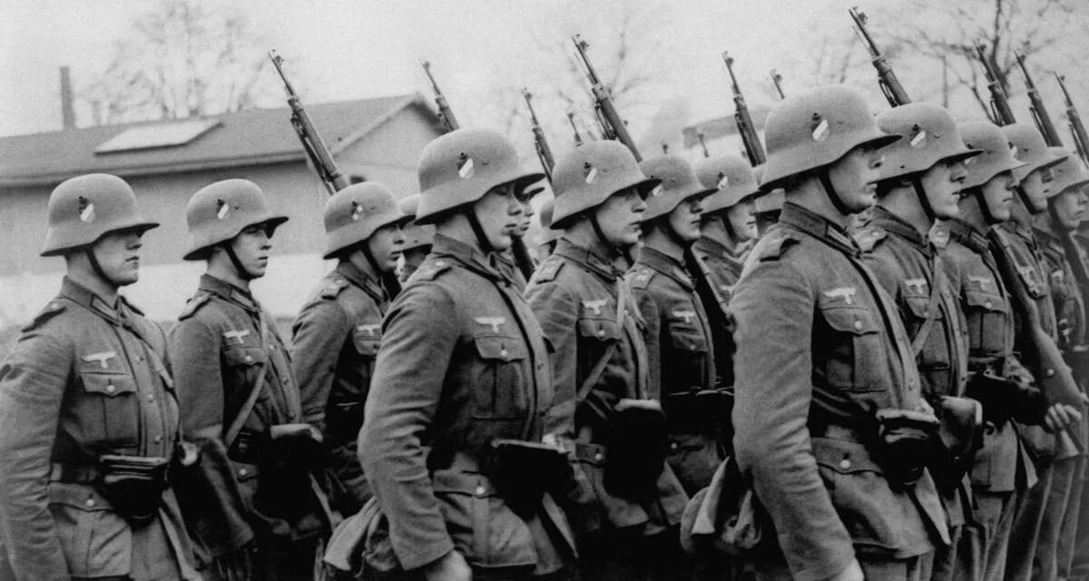 Гитлеровский вермахт. 2nd ss panzer division. третий рейх солдаты вермахта. немецкие солдаты 2 мировой войны маршируют. солдаты вермахта на марше.