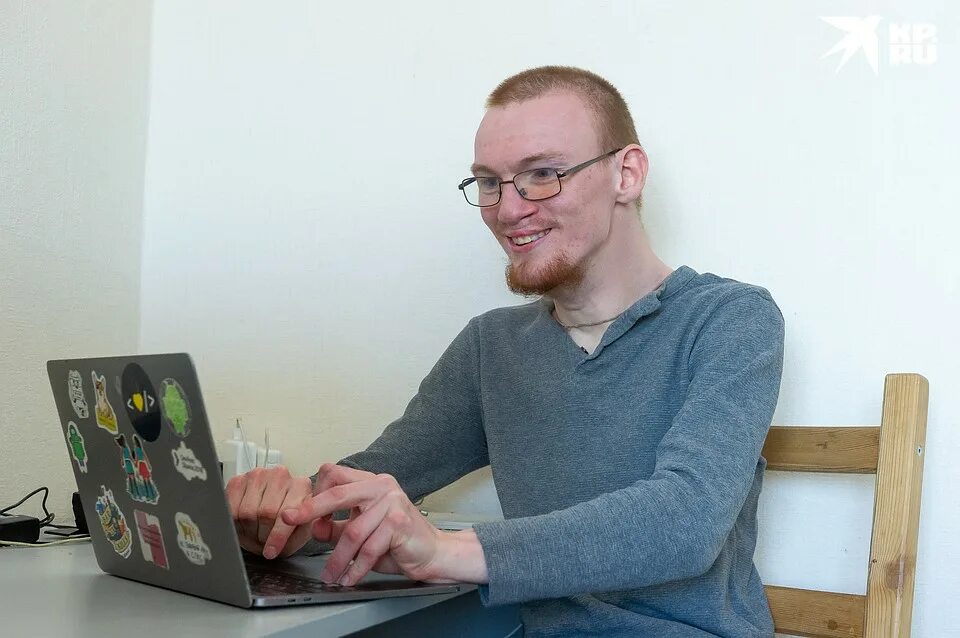 Программисты в странных нарядах. Прикладной программист. Компьютерные задроты. Мужик программист с маникюром. Веб разработчик.