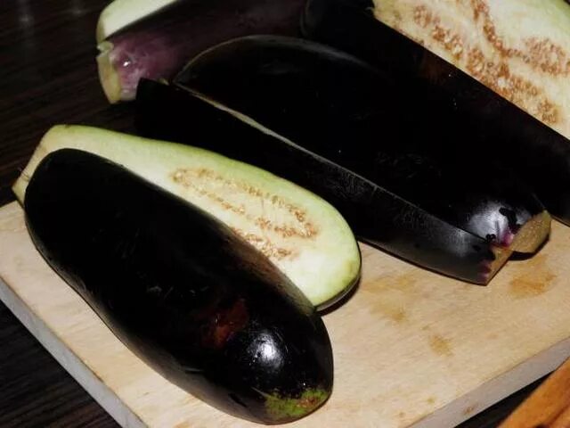 Баклажаны разрезанные. Баклажан разрезанный. баклажаны порезанные вдоль. баклажаны разрезанные вдоль рецепты. баклажаны маринованные целые разрезанные вдоль.