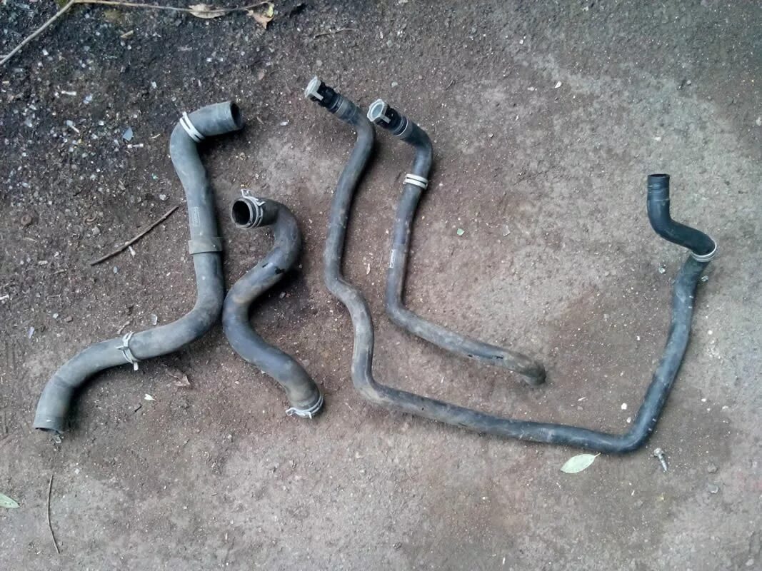 Патрубок системы охлаждения форд фокус 1 1. Ford focus 2 1. Патрубок фокус 2 1. Патрубки системы охлаждения форд фьюжн 1. Патрубки системы охлаждения 1.