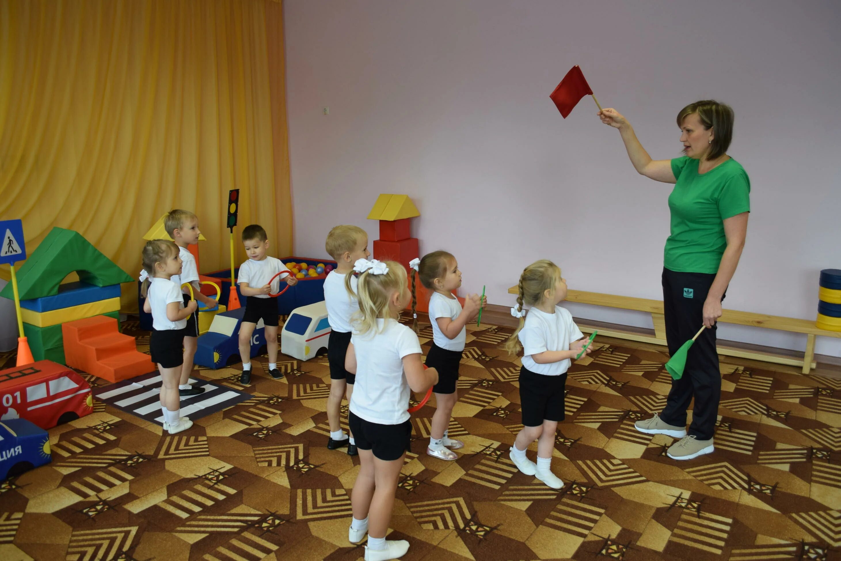 Сегодня садики работают. Воспитательница детсада. Воспитатель в саду. Воспитателя детского сада в Ульяновской области. Детское дошкольное учреждение.