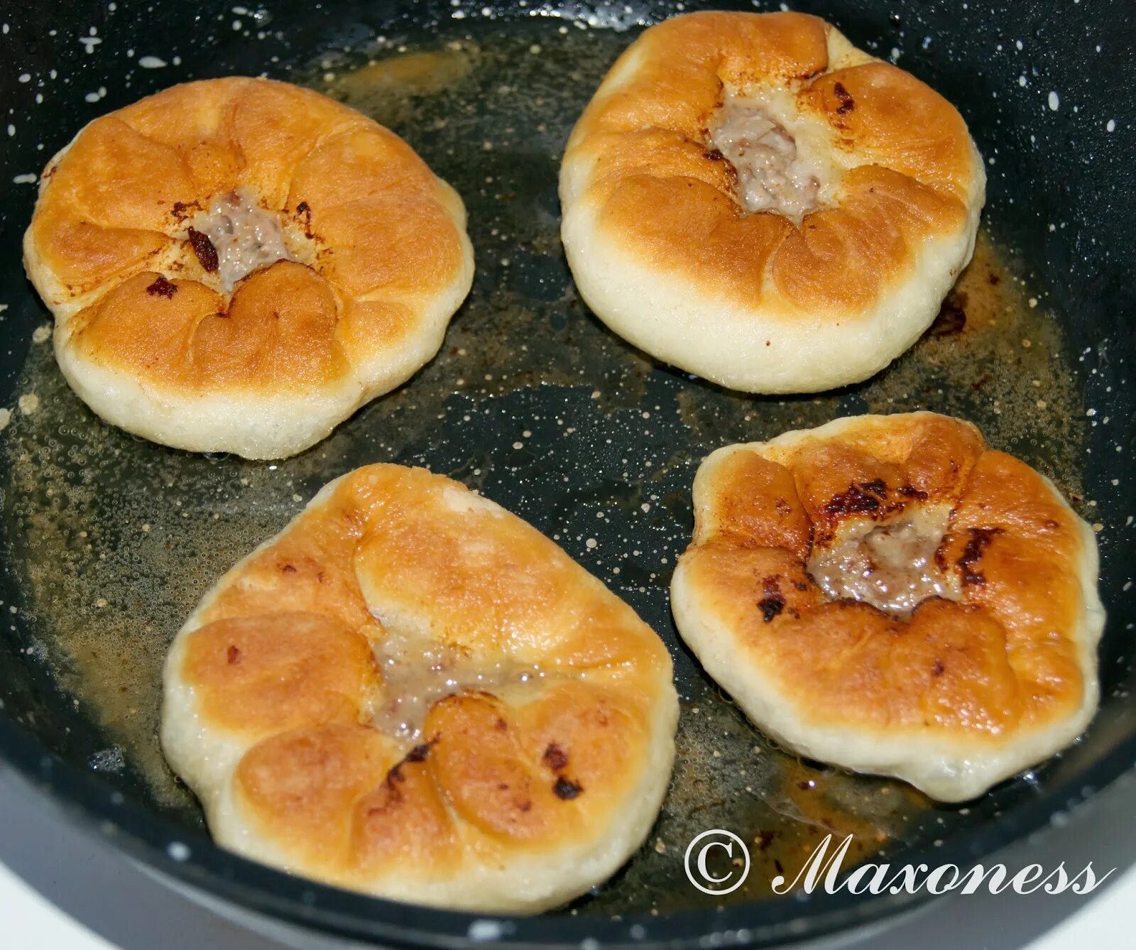 Татарские перемячи с мясом жареные на сковороде. Перемячи с фаршем на сковороде. Беляши. Беляши с мясом. Перемячи с фаршем на сковороде.