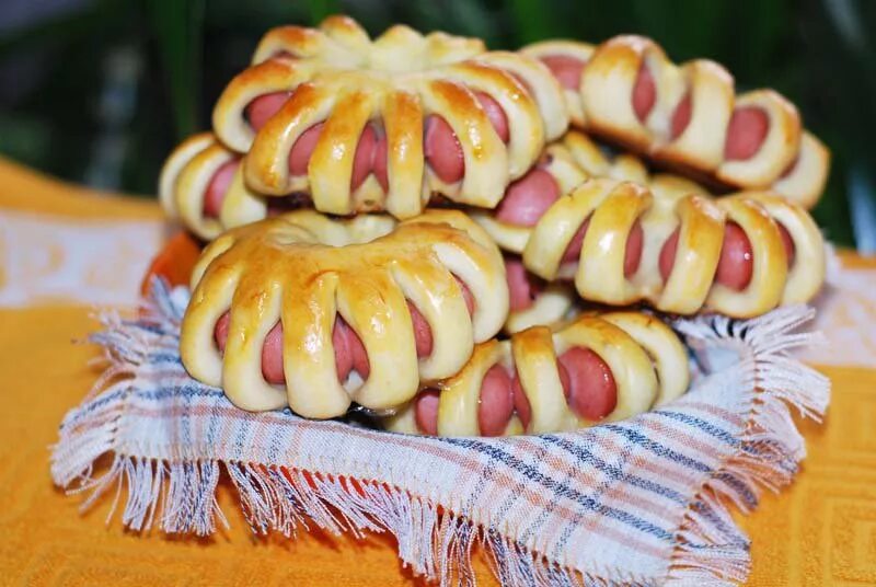 сардельки в тесте. оригинальные сосиски в тесте. выпечка сосиска в тесте. сосиски в слоеном тесте. вкусные сосиски в тесте.