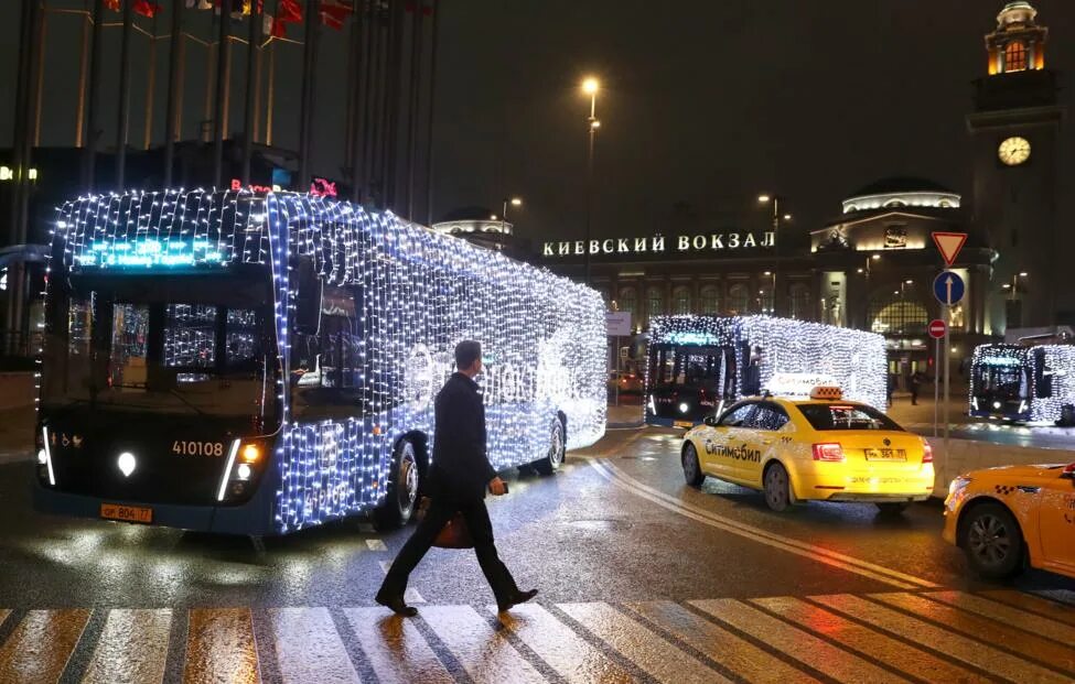 Транспорт в новый год в москве. Новогодний электробус в москве. Транспорт в новый год в москве. Транспорт в новый год в москве. Новогодний транспорт.