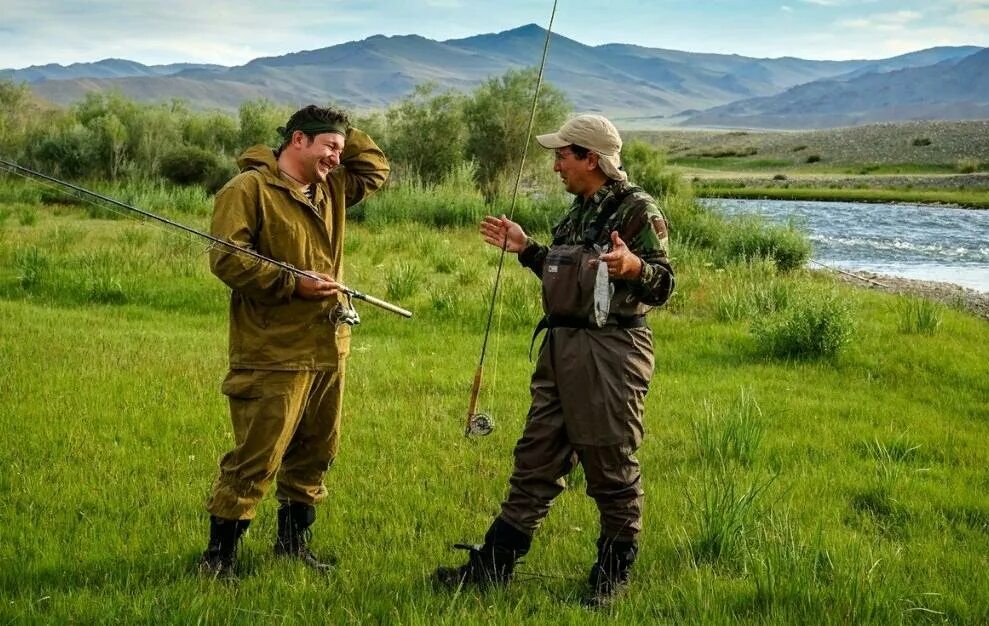 Пословицы рыбак рыбака видит. Рыбак рыбака видит издалека. Рыбак рыбака. Рыбаки. Рыбак картинка.