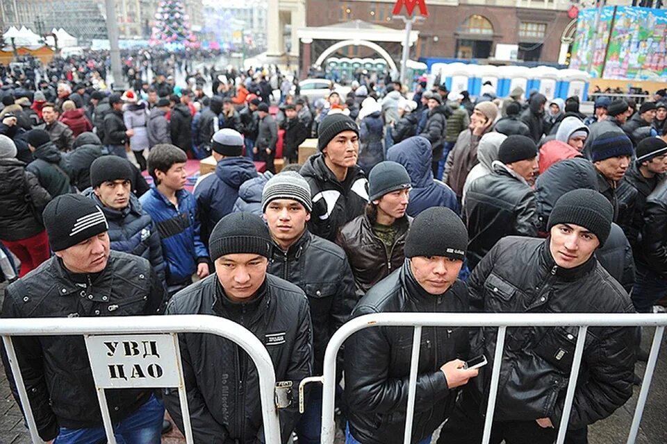 Толпе отмороженных таджиков не понравилось что русский. Мигранты из средней Азии в России. Толпа мигрантов. Толпа таджиков. Толпа мигрантов в России.