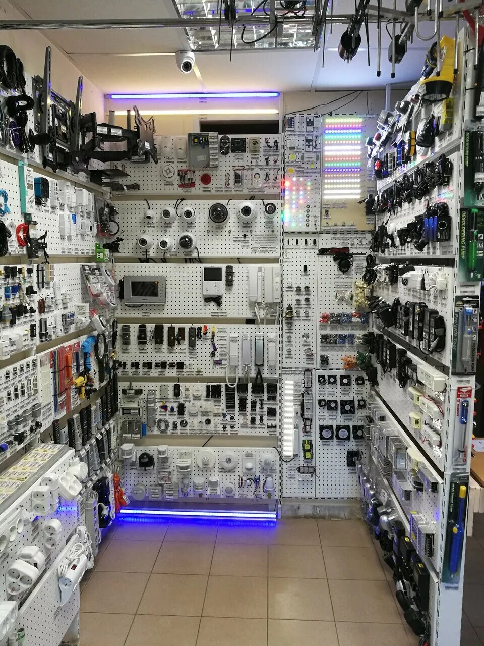 Магазины техники тверь. Магазин радиоэлектроники. Бытовой радиоэлектронной товары. Магазин Радиомастер Тверь. Аппаратура Радиомастер.
