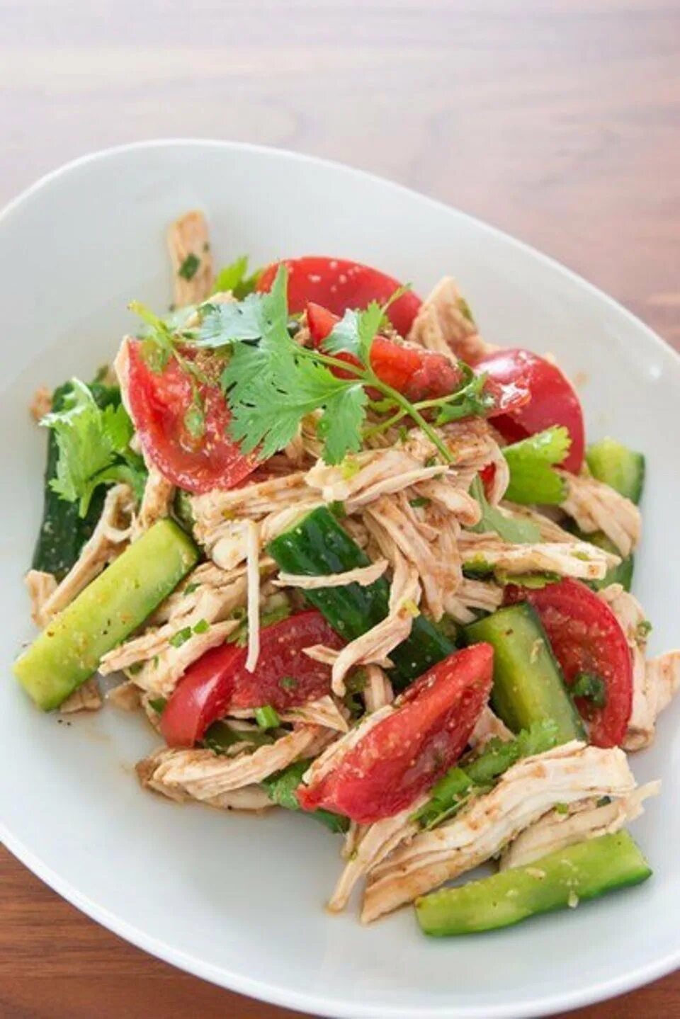 Салат огурцы кура. Салат с курицей. салат с курицей и овощами. салат с куриной грудкой. овощной салат с курицей.