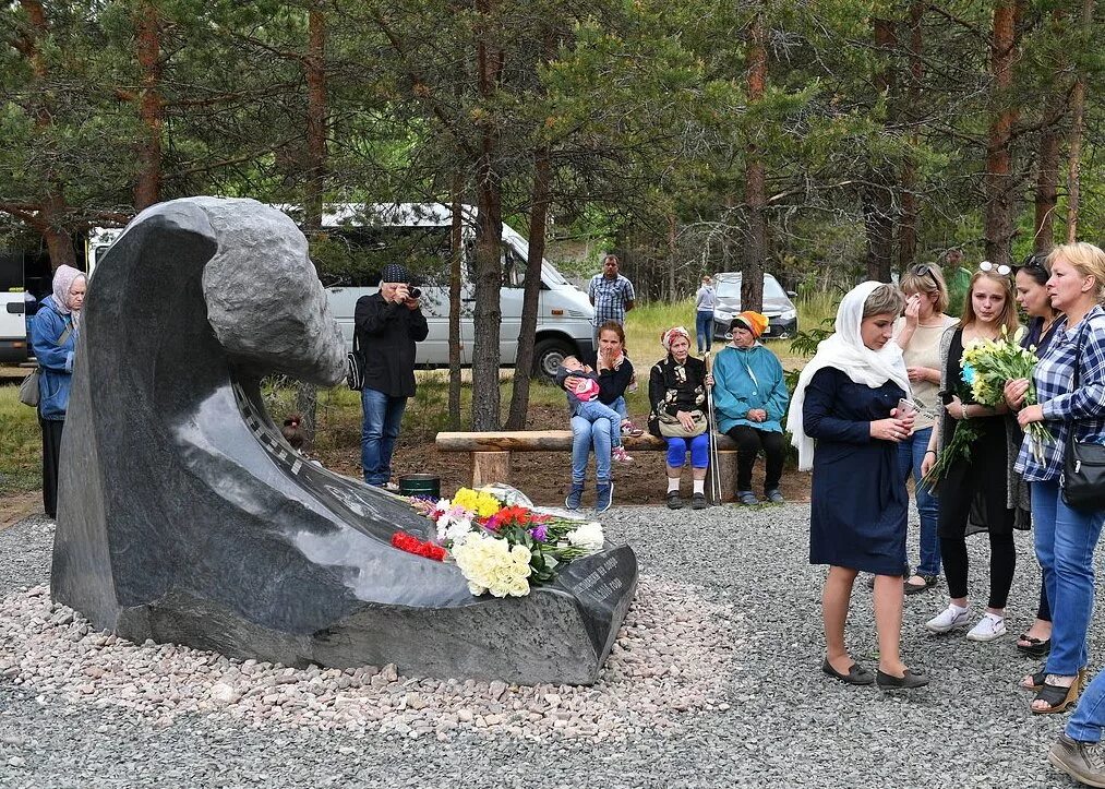 Сиам озеро Карелия. Сямозере в Карелии лагерь трагедия. Сямозеро мемориал погибшим детям. Трагедия на Сямозере в Карелии 2016.