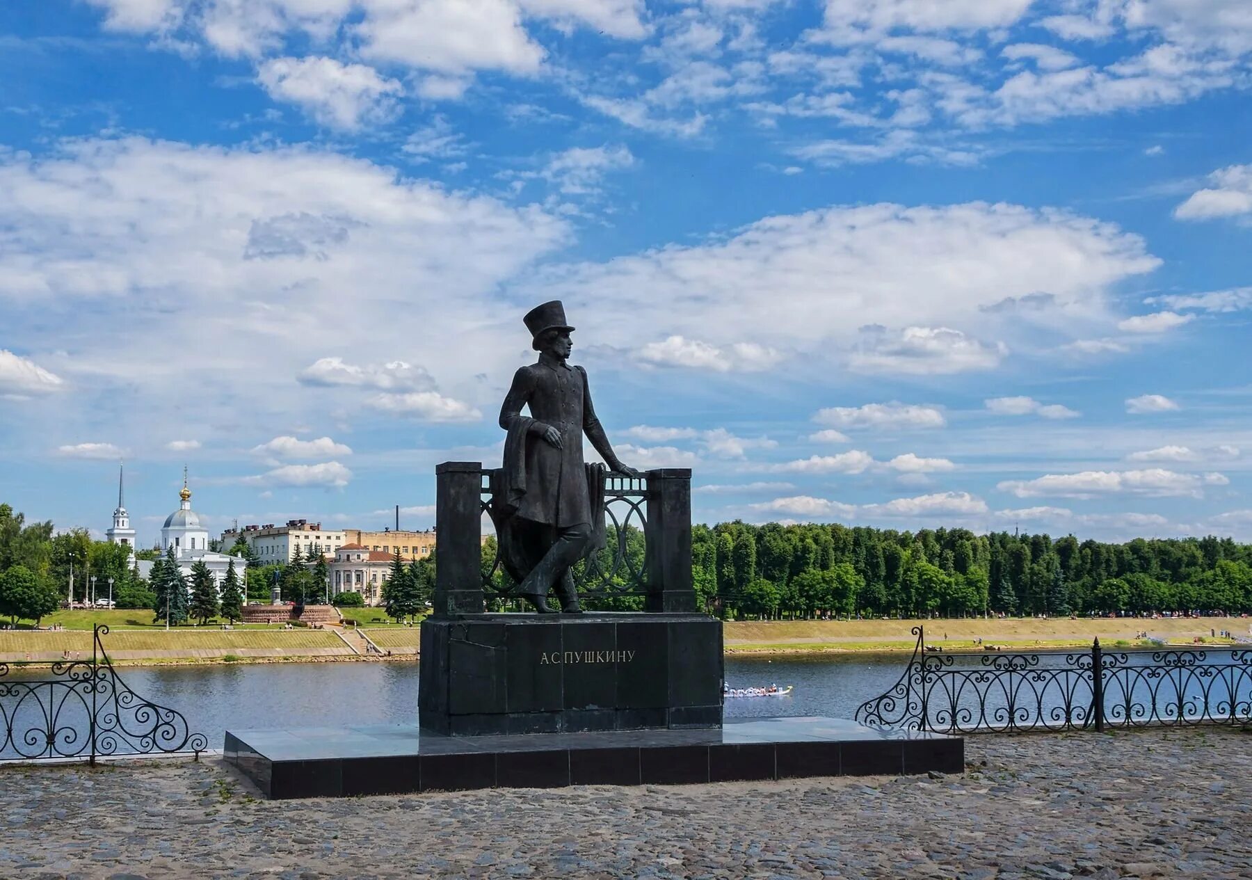 Тверь летнего. Памятник Пушкину в Твери на набережной. Пушкин в Твери. Тверь набережная Пушкин. Город Тверь памятник Пушкина.