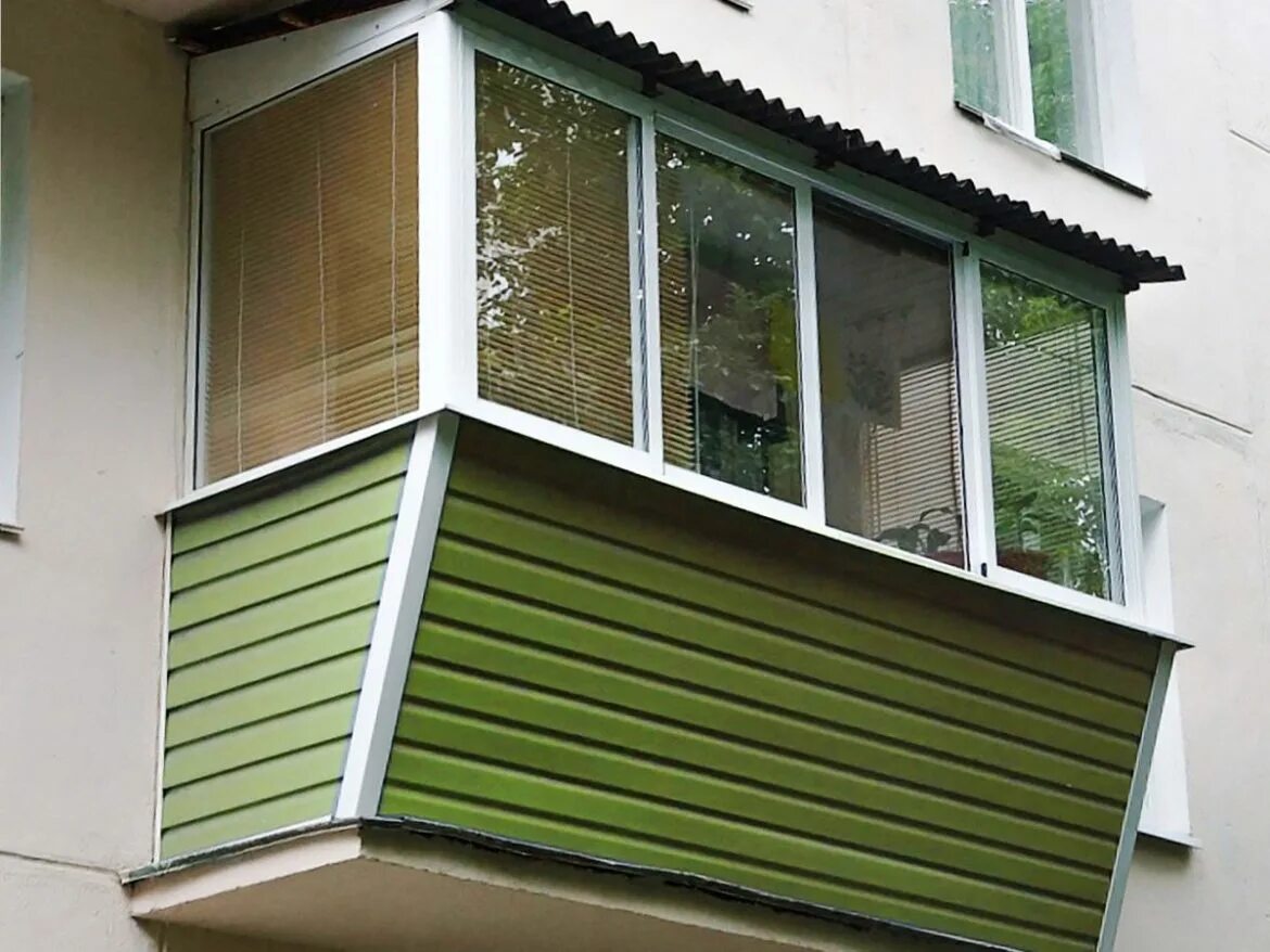 П образный балкон остекление. Торец балкона. Торец балкона. Балкон с выносом. Отделка балкона снаружи.