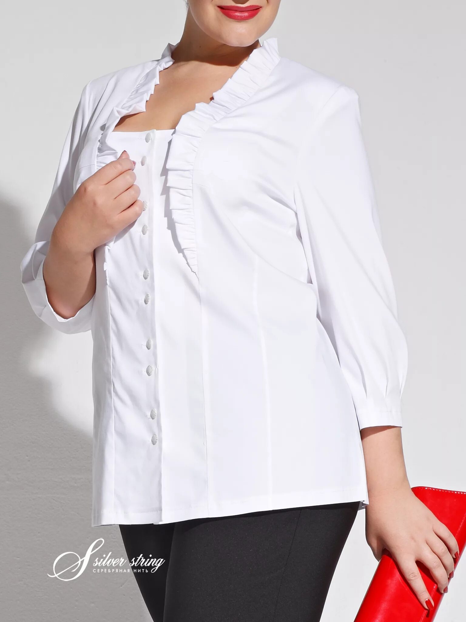 Белая блузка на валберис. Белая блузка для полных женщин. Белая нарядная блузка для женщин. Женщина в блузке. Белая рубашка для полных женщин.