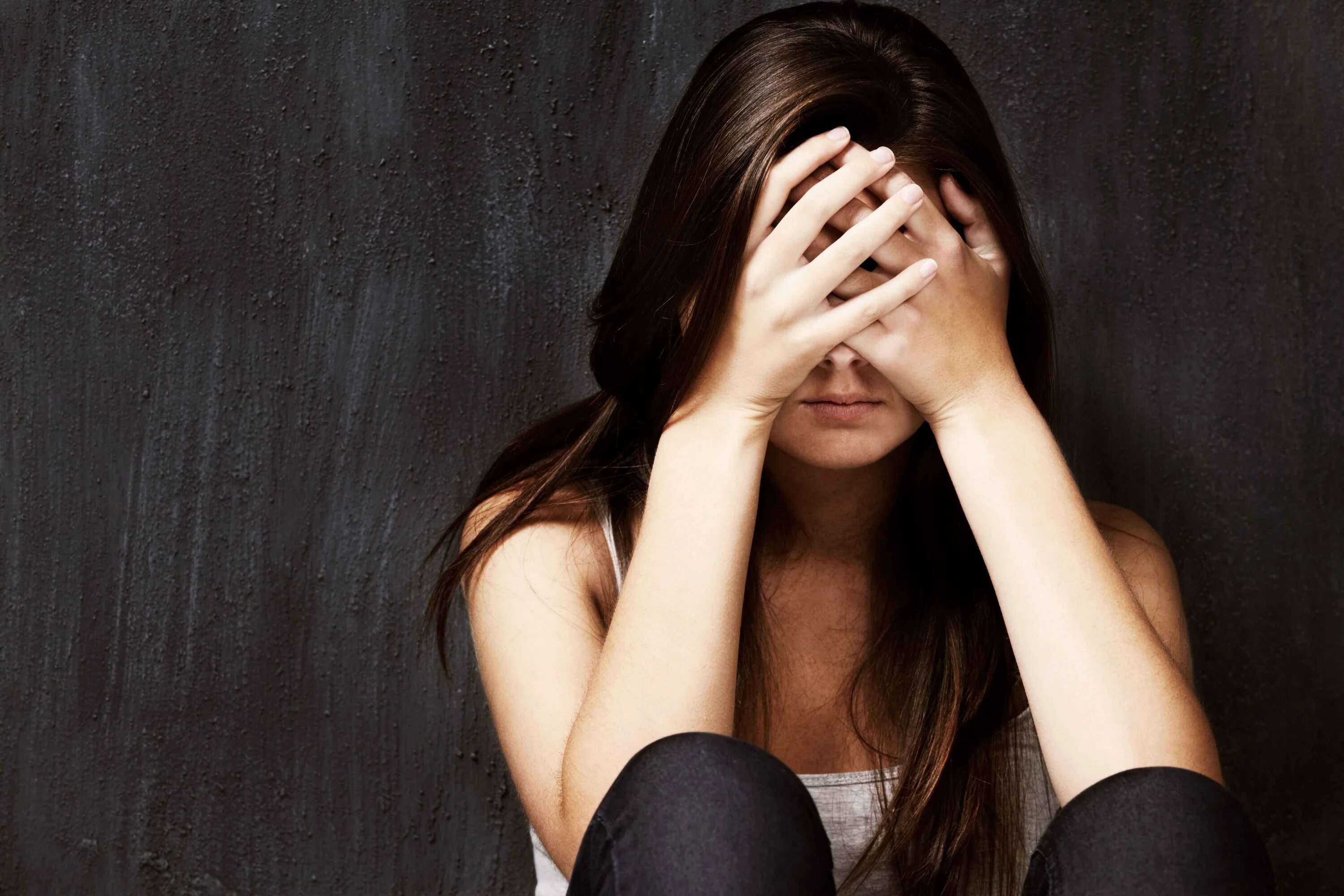 Женщина закрывает лицо. Девушка скрывает лицо. Лицо закрытое ладонями. Плачет закрыв лицо руками. Девушка прикрывает лицо рукой.