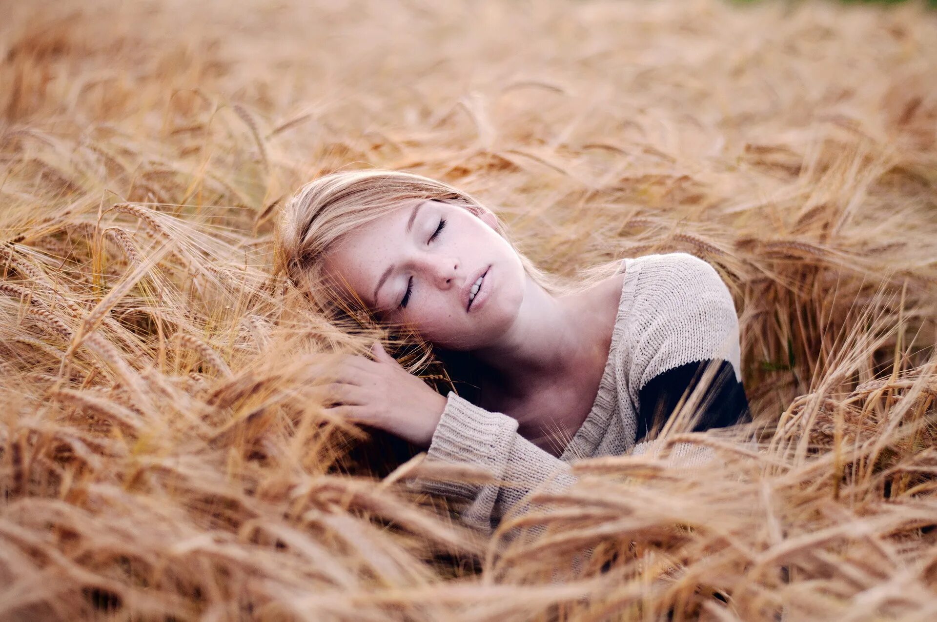 Пшеничные глаза. Фотосессия в поле. Девушка в поле. Красивая женщина в поле. Фотосессия в пшеничном поле.