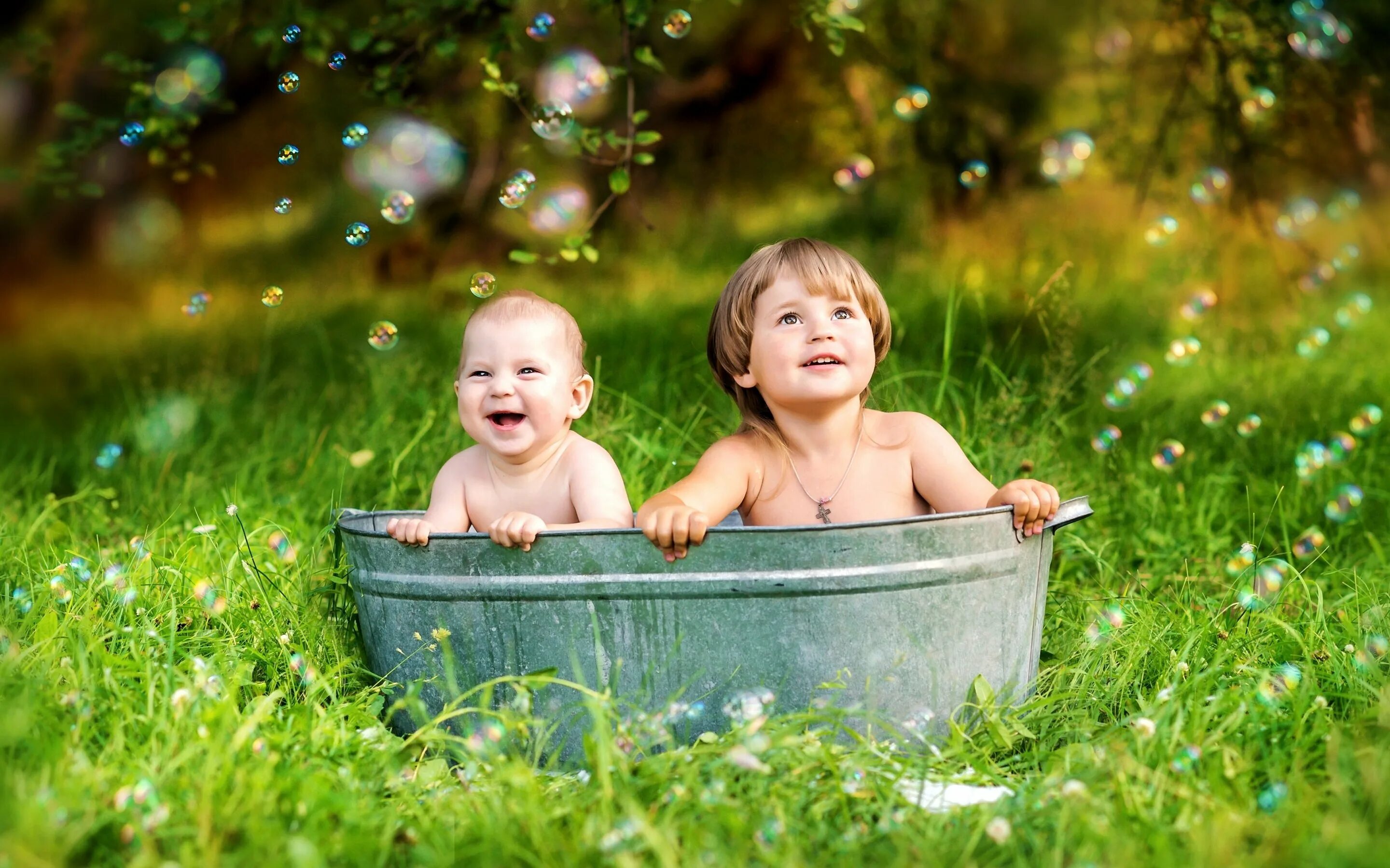 Child bath. Счастливый малыш. Лето дети. Счастливые дети на природе. Малыш на природе.