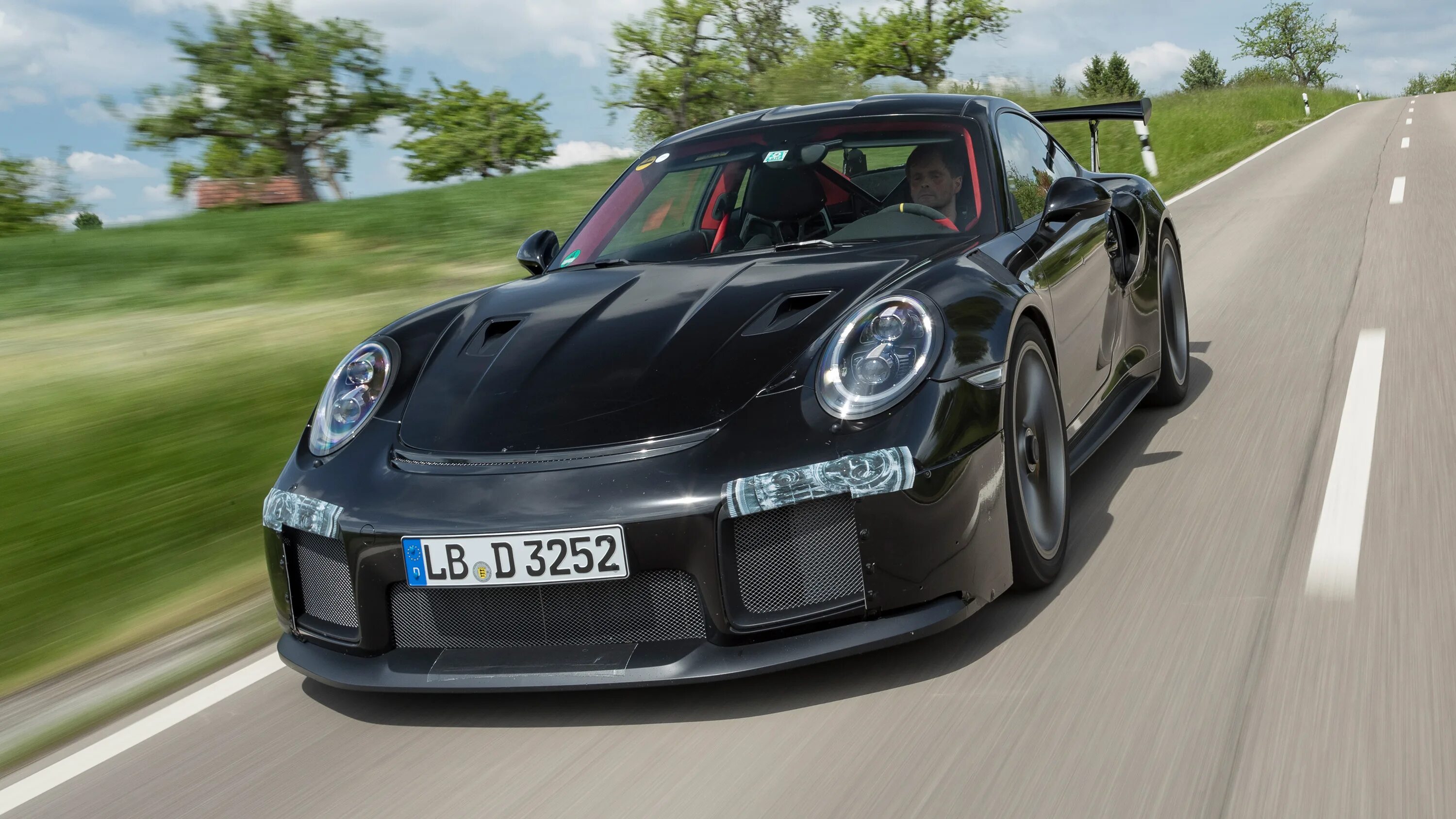 Обои gt3. Porsche 918 spyder максимальная скорость. Porsche 911 turbo s 992. Скорость порша. Самый быстрый порше 918.