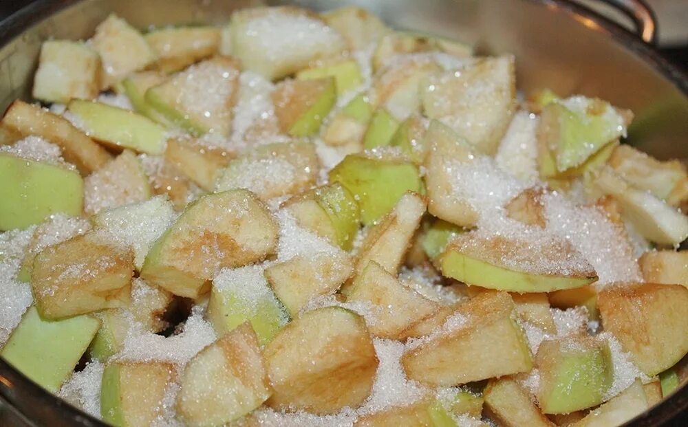 Как сделать начинку из яблок для пирожков. Яблочная начинка. Яблоки с начинкой. Начинка из яблок для пирога. Нарезанные яблоки.