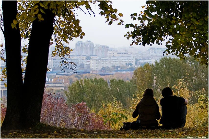 Прогулка ранним утром. Пара осенью со спины. Осень двое влюбленных со спины. Осень жизни. Осень в жизни человека.