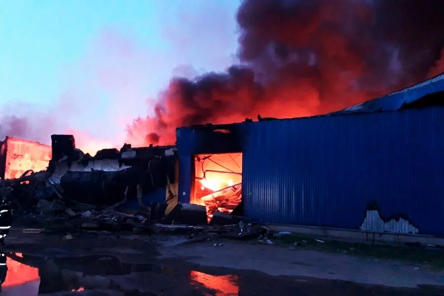 В родниках горит склад. Пожар НПО Слава Тучково. Пожар Тучково завод. Пожар в Тучково сейчас. Завод Слава в Тучково.