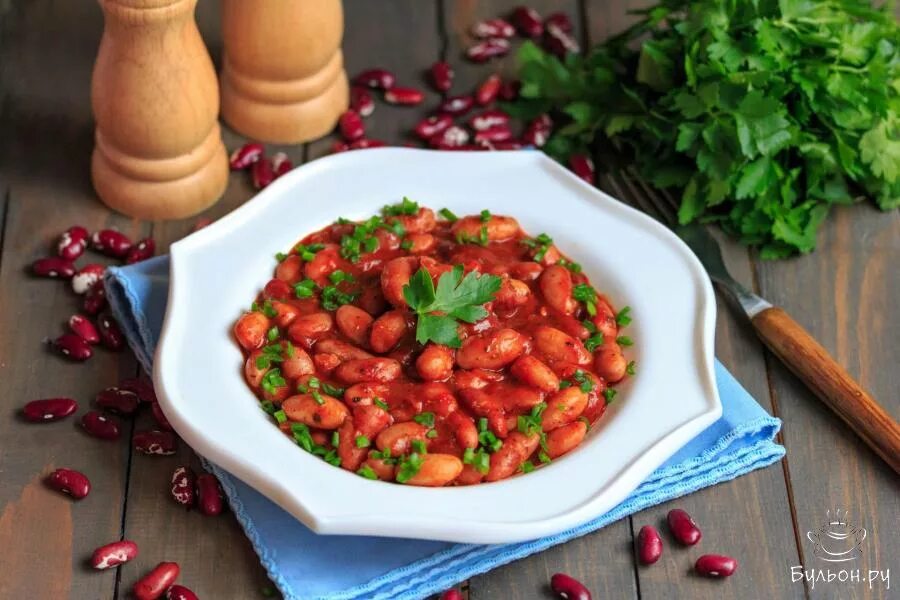 Фасоль печеная в томатном соусе рецепт. Фасоль с овощами (лобио. Томатный лобио с фасолью. Фасоль в томатном соусе. Фасоль тушеная в томатном соусе.