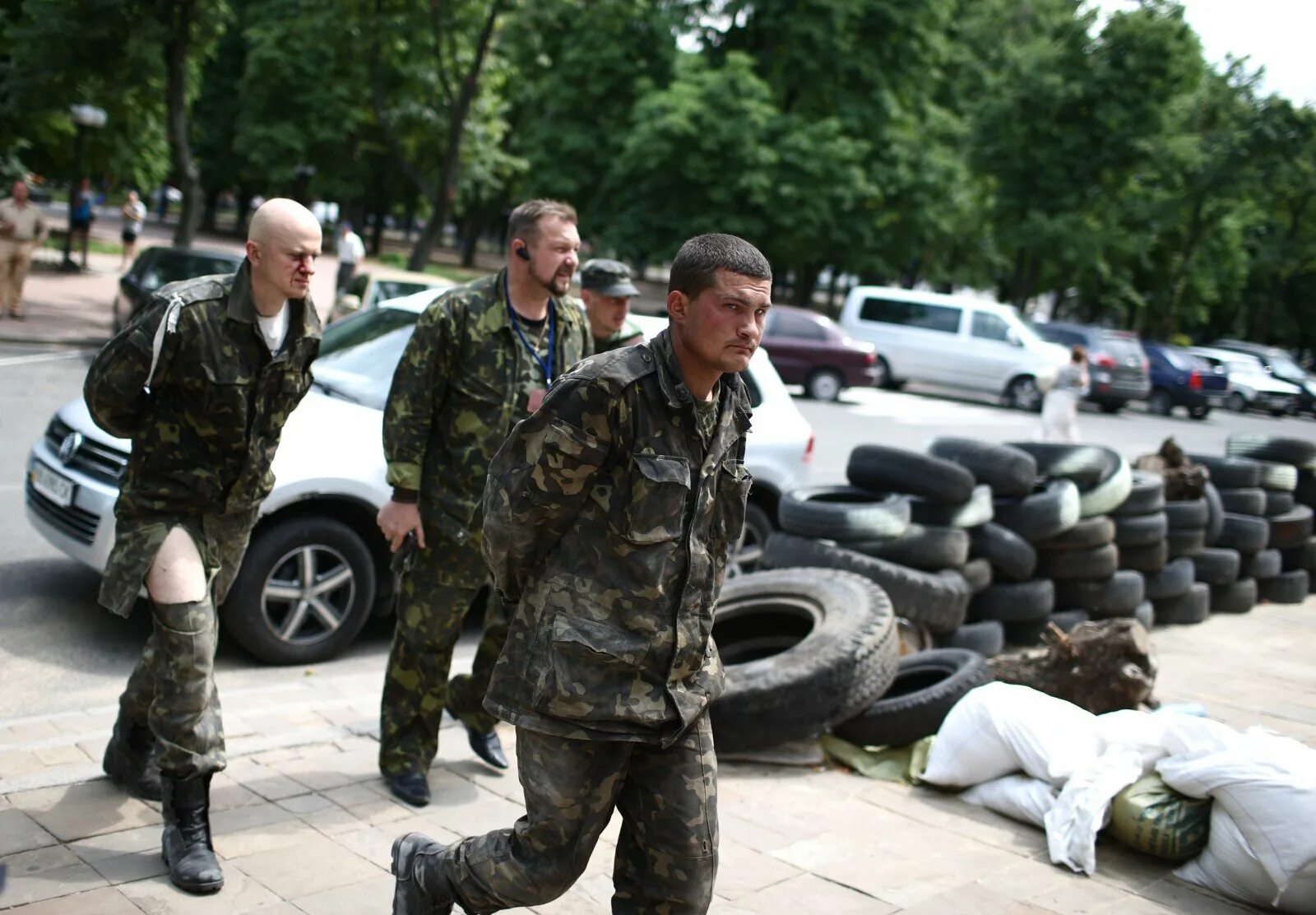 Пленные украинские ополченцы. Украинские военные сдаются. Украинские солдаты плен.