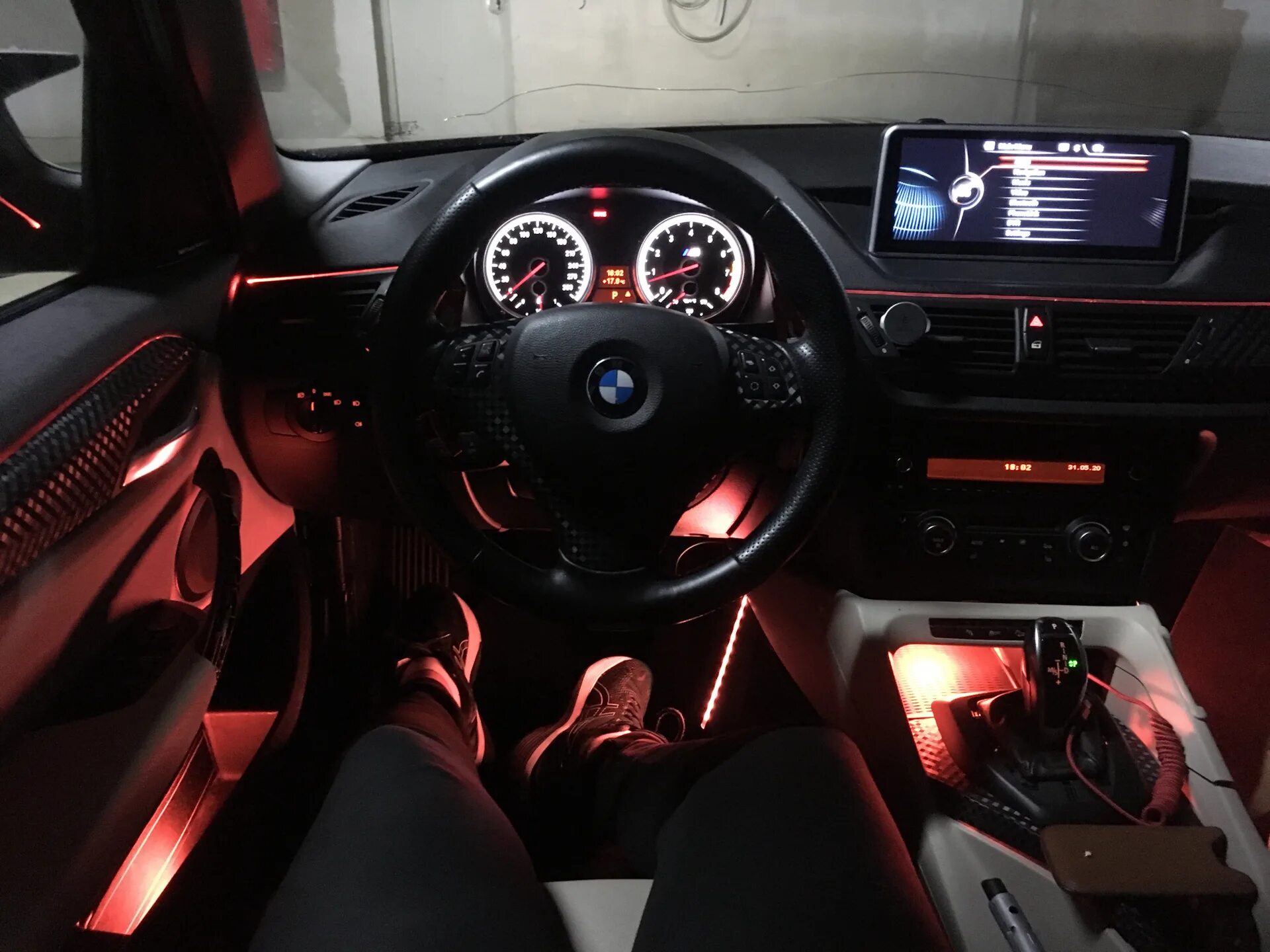 Bmw x5 подсветка. Ambient Light BMW x5 e70. BMW x1 e84 амбиентная подсветка. Подсветка салона BMW e71. Подсветка салона БМВ x3f25.