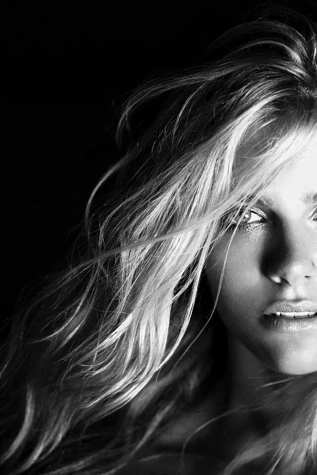 блондинка с оружием. красивые изгибы женского тела. красивое тело чб. черно белые обои девушки. девушка на черно белом фоне.