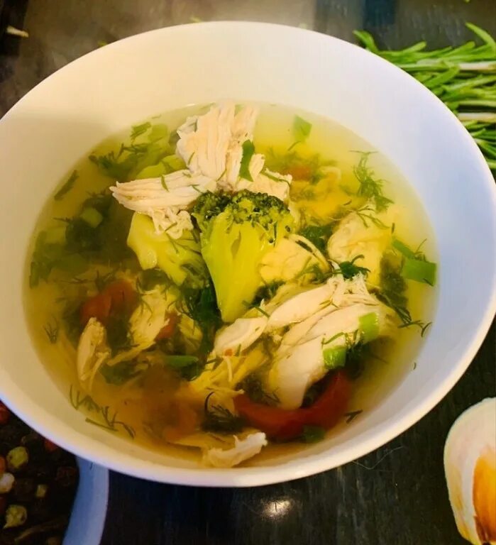 суп из куриной грудки. диетический суп из куриной грудки. диетический супчик. суп с куриной грудкой. овощной суп с курицей.