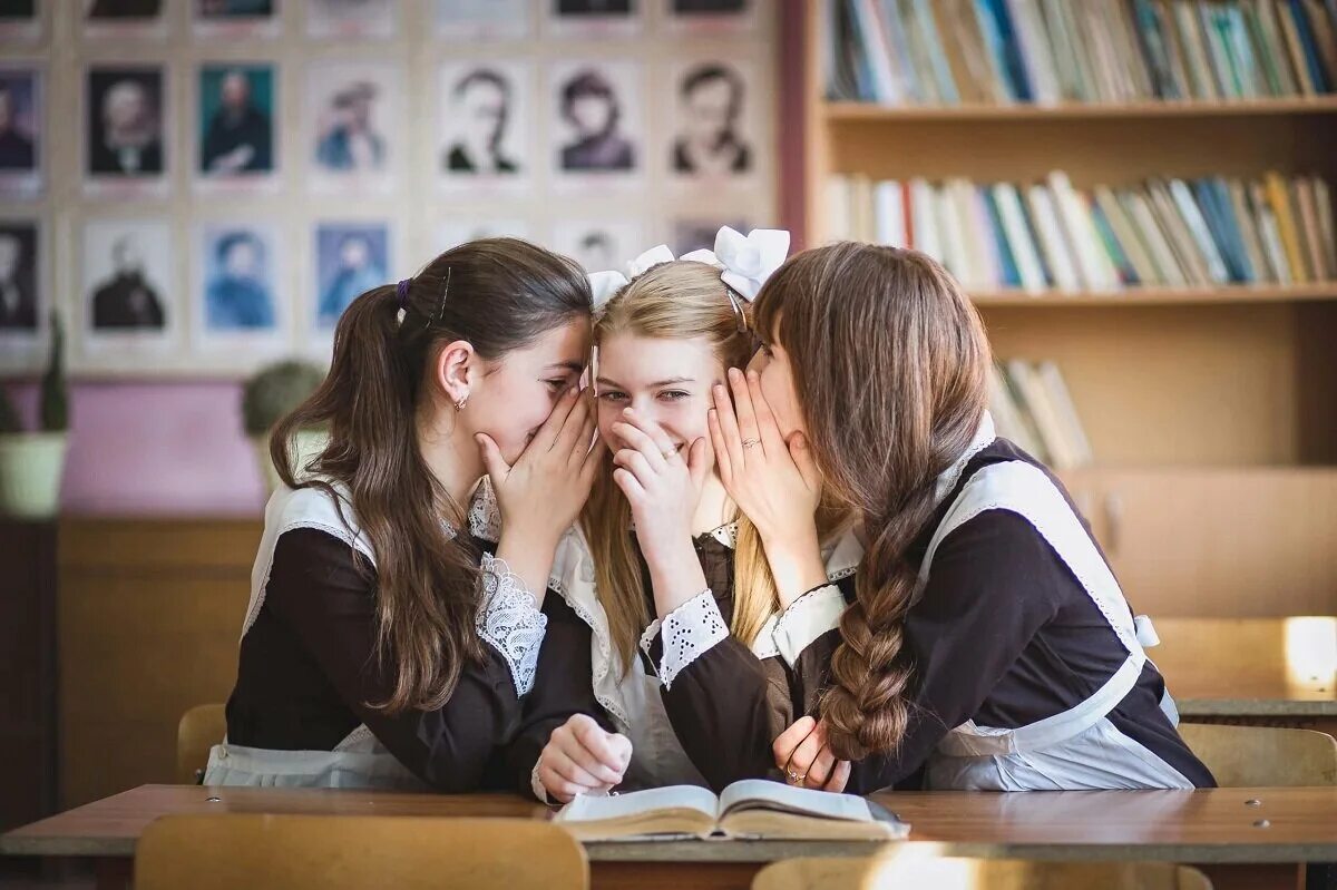Егэ. Подготовка к школе. Подростки в школе. Фотосессия школьников в классе. Школьники на контрольной.